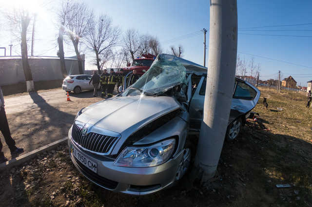 Под Киевом Skoda влетела в рекламный щит: водитель погиб, пассажир в реанимации