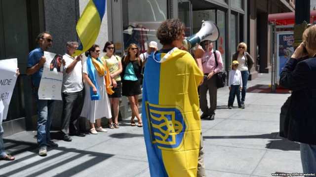 Українці заспівали гімн України біля виборчої дільниці в Нью-Йорку