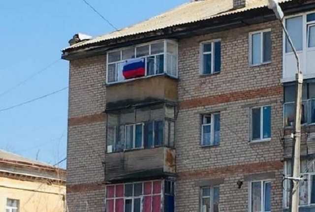 Под Запорожьем молодежь вывесила флаг России и гуляла с ним по улице