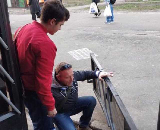В Киеве пассажир выпал из троллейбуса вместе с дверью