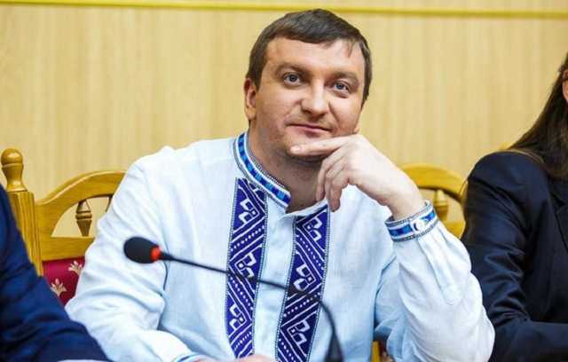 Декларация Петренко: 2,4 млн грн дохода и почти миллион долларов в банке