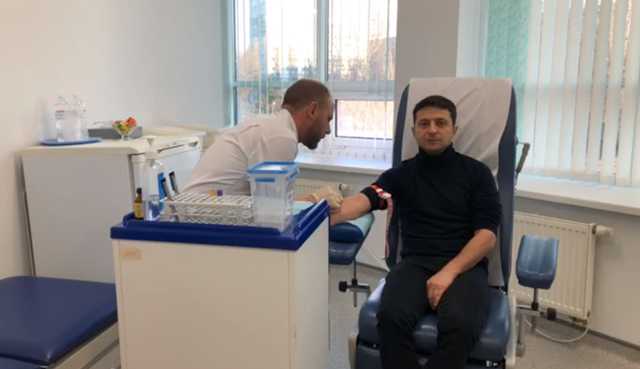 Зеленский пришел в медлабораторию для сдачи анализов