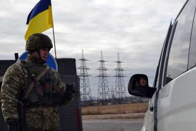 Снайпер боевиков обстрелял КПВВ "Марьинка": ранен украинский пограничник, пункт пропуска временно закрыли