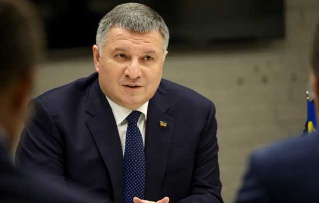 Аваков заявил, что Порошенко с Зеленским нарушают закон, "обмениваясь роликами"
