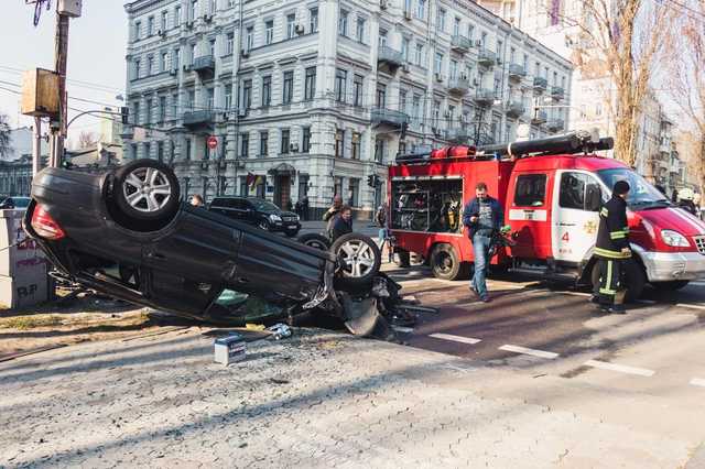 В центре Киева столкнулись Opel и Subaru, один автомобиль перевернулся