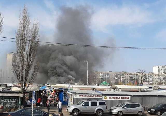 В Киеве вспыхнул масштабный пожар на рынке
