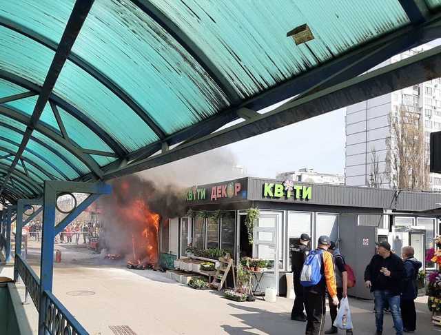 В Киеве огонь практически уничтожил МАФ с шаурмой