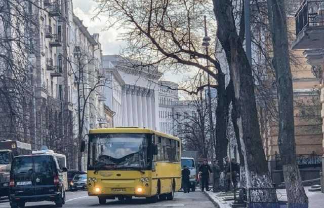 В центр Киева стянули силовиков, военных и медиков: движение частично ограничено