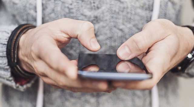 Мобильные операторы списывают со счетов украинцев десятки миллионов: что происходит