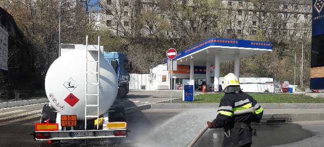 В Харькове на дорогу вытекло около 7 тонн бензина из-за ошибки водителя