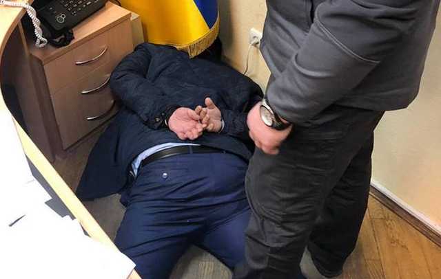 В Киеве подполковника полиции бросили под флаг Украины после взятки