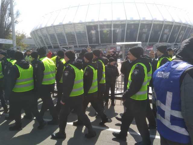 Дебаты в НСК «Олимпийский»: много полиции, людей собирают по спискам