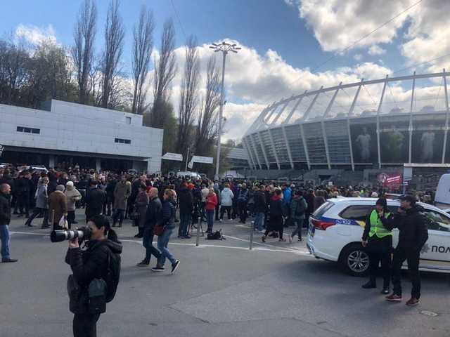 На выступление Порошенко на НСК “Олимпийский” свезли бюджетников