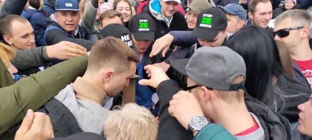 Під «Олімпійським» утворилася тиснява через безплатні кепки з контрагітацією проти Зеленського