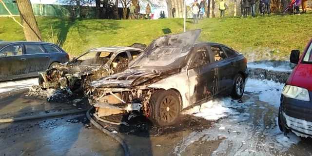 Стало известно, кому принадлежат две сгоревшие в центре Киева BMW