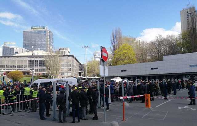 "Люди идут, как на Майдан!" В Киеве возник небывалый ажиотаж из-за дебатов