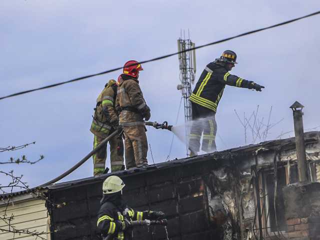 В Киеве на Нивках загорелся 2-этажный дом