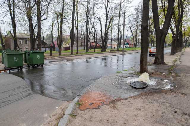 В Днепре одну из улиц залило нечистотами, коммунальщики игнорируют ситуацию
