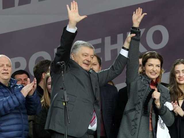 «Оба клоуны»: Порошенко спел песню Зеленскому и нарвался на критику в Сети