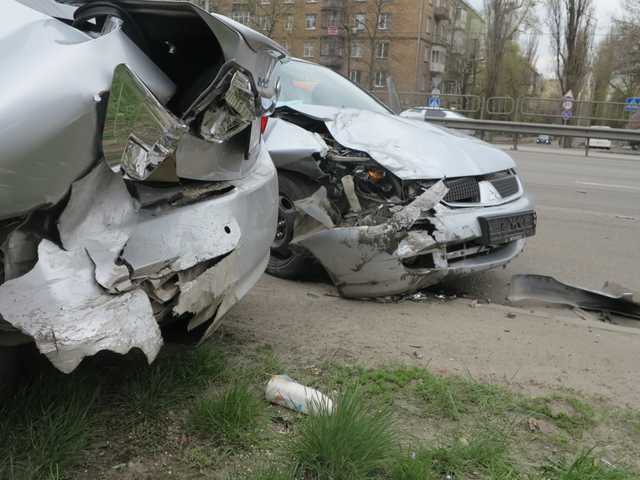 На проспекте Победы в Киеве произошло пьяное ДТП: разбились три иномарки