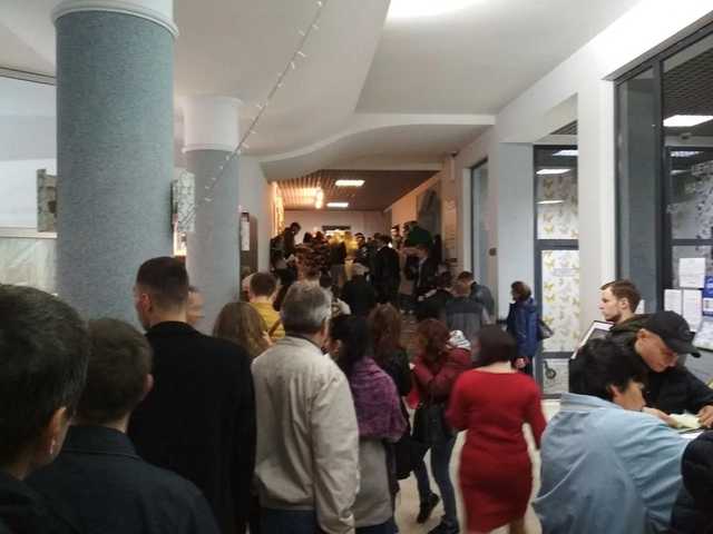 Сегодня последний день смены места голосования: В отделах ведения реестра начали образовываться очереди