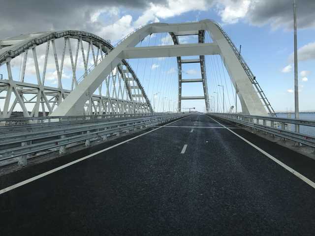 Россия начала укладывать рельсы на Крымском мосту
