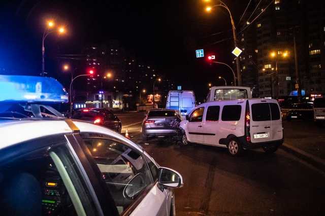 Водитель потерял память: в Киеве в ДТП столкнулись два автомобиля