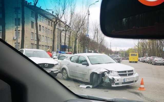 На Сырце в Киеве столкнулись две иномарки