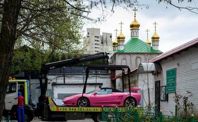 Украинцев поразил гламурный Ferrari на территории храма