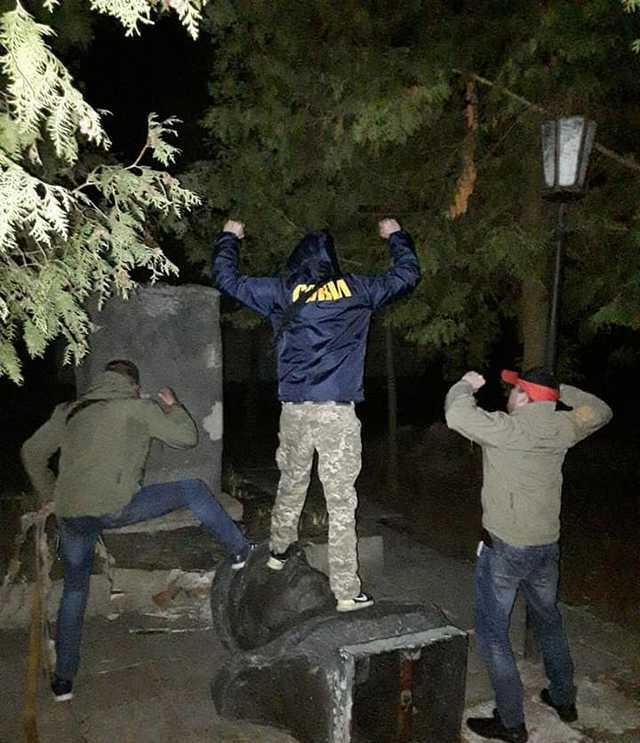 В селе возле Чернигова снесли бюст Ватутина