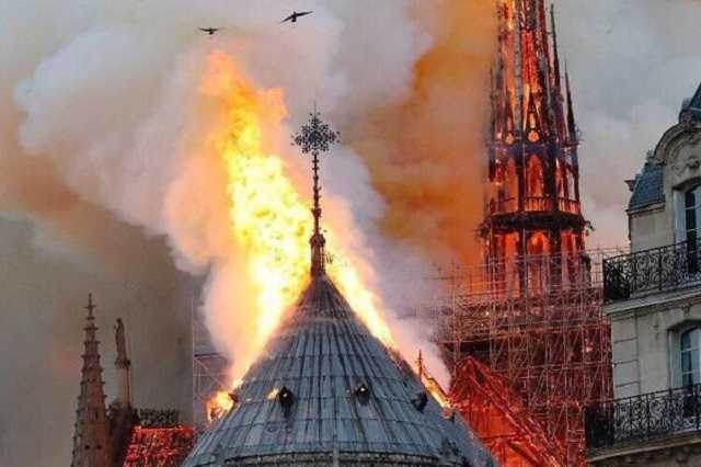 "Боже, спаси Нотр-Дам": мир шокирован пожаром в соборе Парижской Богоматери