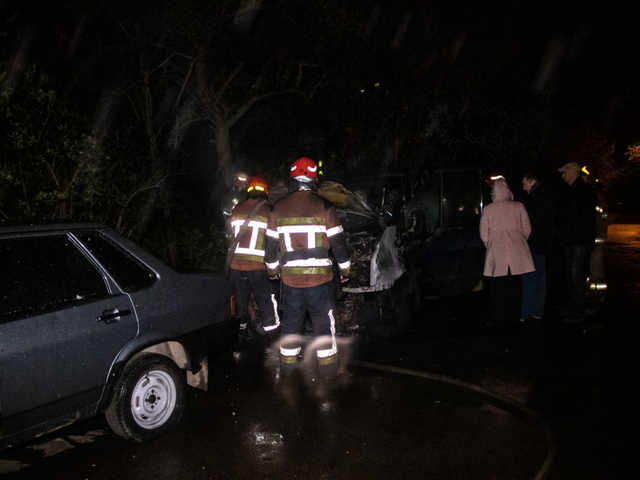 Во дворе жилого дома в Киеве сгорел микроавтобус Ford