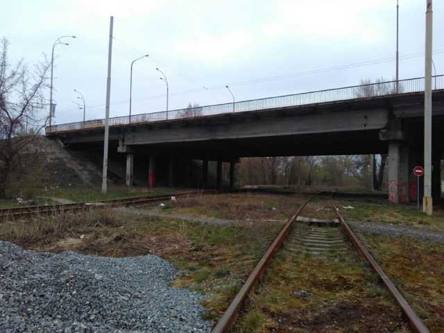 В Киеве действующий мост продолжает разваливаться
