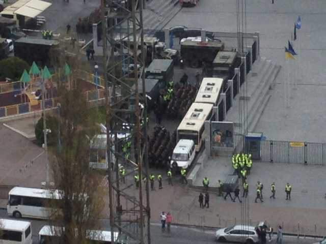 Дебаты кандидатов в президенты: под НСК «Олимпийский» увидели «армию»