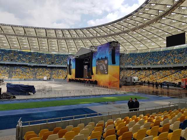 На "Олимпийском" завершили подготовку к дебатам: Фото и видео изнутри стадиона