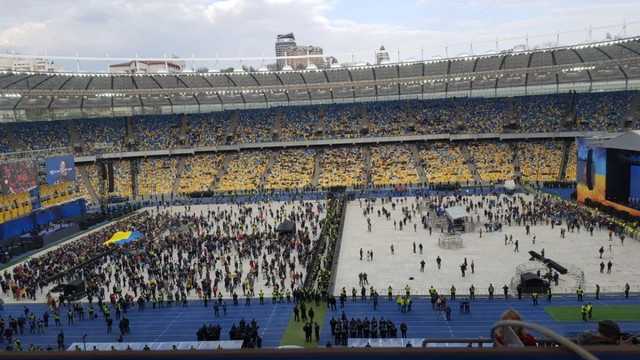 Музыканты поддерживают Зеленского на русском, сторонники Порошенко кричат «Ганьба»