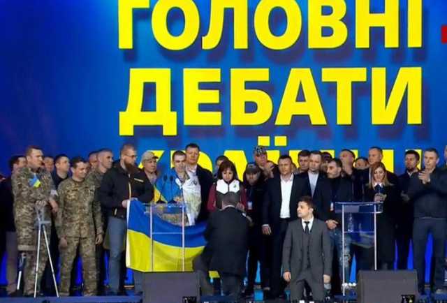 Порошенко і Зеленський стали на коліна