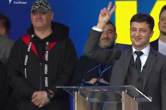 Артист Кошевой стоял на дебатах за спиной Зеленского в одежде фирмы POHUY