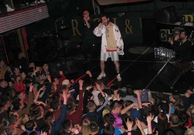 Скандальный российский рэпер кидался бутылками в зрителей Донецка