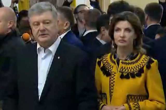 Порошенко проголосовал в киевском Доме офицеров