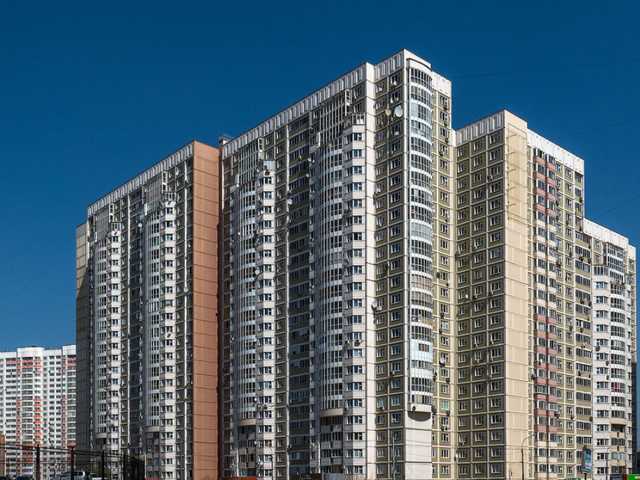 В Киеве из окна высотки выпрыгнула женщина