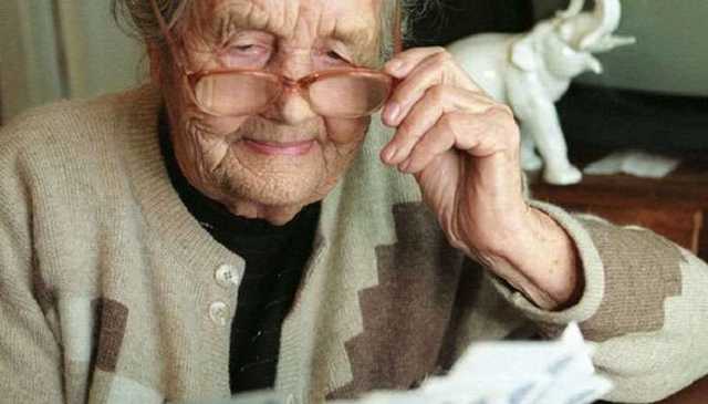 В Украине пенсионеров обеспечат мобильными телефонами