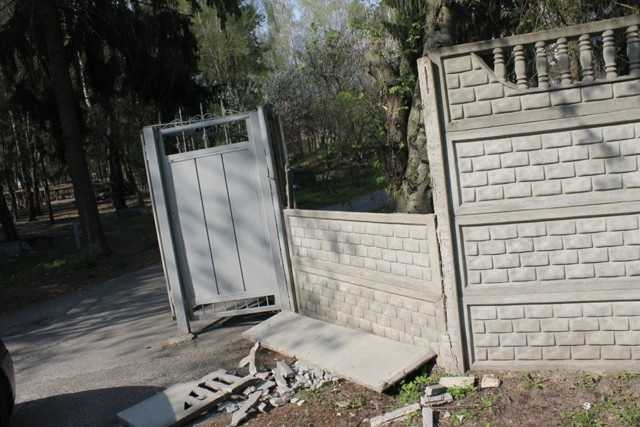 Под Киевом вандалы разгромили забор музея-заповедника