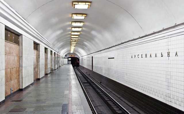 В Киеве на «Арсенальной» человек упал на рельсы