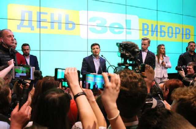 Зеленский запустил в Facebook опрос о досрочном роспуске Рады