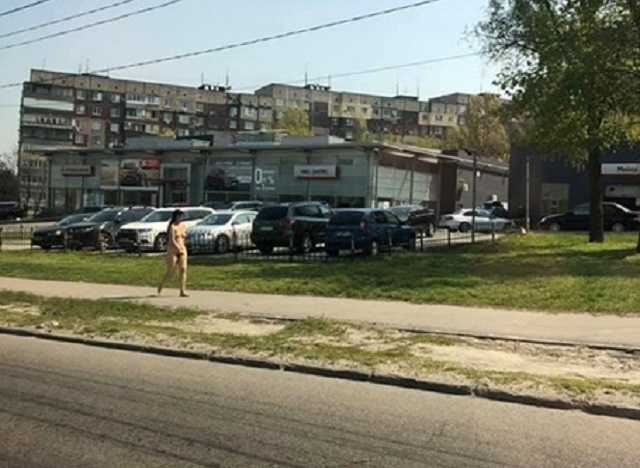 Хоть бы стыд прикрыла: по Днепру разгуливала абсолютно голая девушка