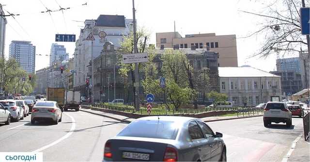 В Киеве очистили от рекламы еще одну улицу: фото до и после