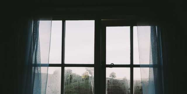 В Донецкой области 12-летний ребенок выпрыгнул из окна третьего этажа