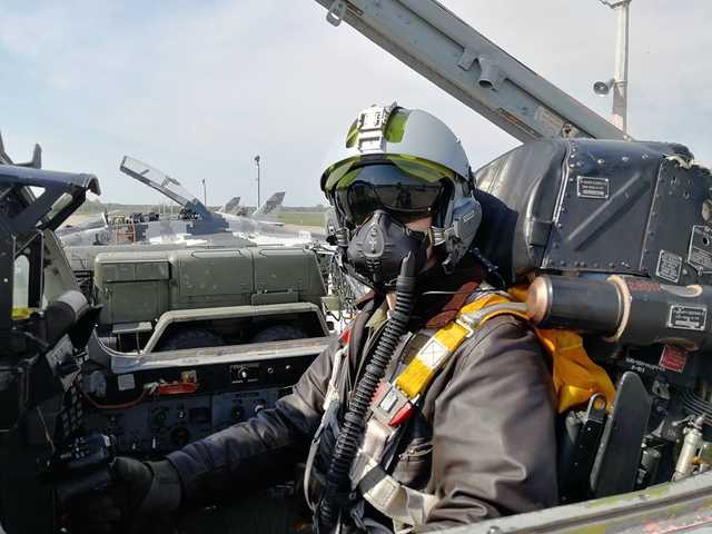 Украинские летчики проводят испытания нового снаряжения НАТО