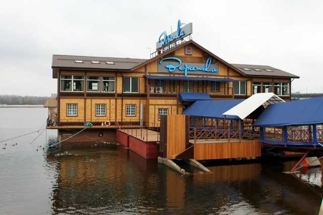 В Киеве кавказцы устроили стрельбу в плавучем ресторане на Днепре